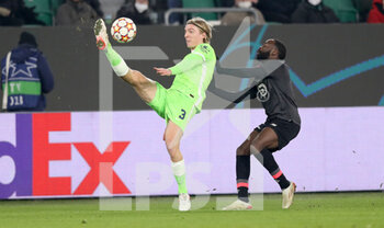 2021-12-08 - Sebastiaan Bornauw of Wolfsburg and Jonathan Ikone of Lille during the UEFA Champions League, Group G football match between VfL Wolfsburg and LOSC Lille on December 8, 2021 at Volkswagen Arena in Wolfsburg, Germany - VFL WOLFSBURG VS LOSC LILLE - UEFA CHAMPIONS LEAGUE - SOCCER