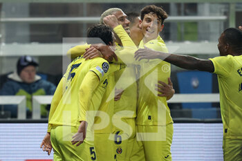 2021-12-09 - Etienne Capoue (Villarreal CF) celebrates with his teammates after scoring his side’s second goal of the match - ATALANTA BC VS VILLARREAL - UEFA CHAMPIONS LEAGUE - SOCCER