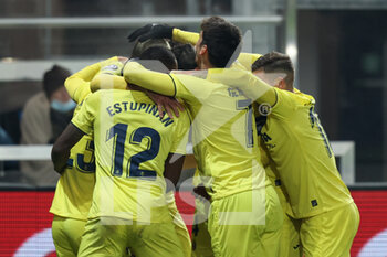 2021-12-09 - Etienne Capoue (Villarreal CF) celebrates with his teammates after scoring his side’s second goal of the match - ATALANTA BC VS VILLARREAL - UEFA CHAMPIONS LEAGUE - SOCCER