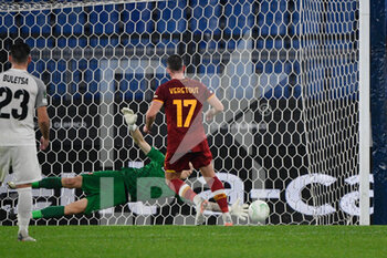 2021-11-25 - Jordan Veretout (AS Roma) the penalty is saved during the UEFA Europa Conference League football match between AS Roma and  Zorya Luhansk  at The Olympic Stadium in Rome on November 25, 2021. - AS ROMA VS ZORYA LUHANSK - UEFA CONFERENCE LEAGUE - SOCCER