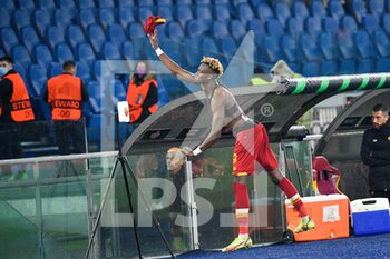 2021-11-25 - Tammy Abraham (AS Roma) throws the shirt to a supporter during the UEFA Europa Conference League football match between AS Roma and  Zorya Luhansk  at The Olympic Stadium in Rome on November 25, 2021. - AS ROMA VS ZORYA LUHANSK - UEFA CONFERENCE LEAGUE - SOCCER