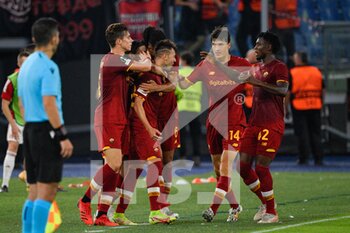 2021-09-16 - the AS Roma players celebrate the goal of Stephan El Shaarawy of AS Roma 2-1 during the UEFA Europa Conference League football match between AS Roma and CSKA Sofia at The Olympic Stadium in Rome on September 16, 2021. (Photo by FABRIZIO CORRADETTI / LM) - AS ROMA VS CSKA SOFIA - UEFA CONFERENCE LEAGUE - SOCCER