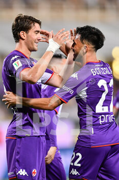 2021-08-13 - Dusan Vlahovic (Fiorentina) e Nicolas Gonzalez (Fiorentina) festeggiano dopo il gol - TRENTADUESIMI - ACF FIORENTINA VS COSENZA CALCIO - ITALIAN CUP - SOCCER