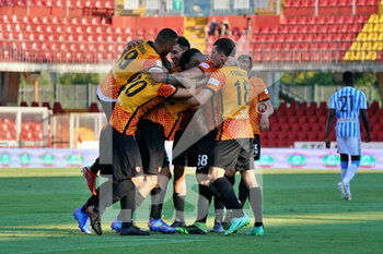 2021-08-14 - il Benevento esulta dopo aver messo a segno il esulta con il suo compagno di squadra dopo aver segnato il gol del  del 1-0 - TRENTADUESIMI - BENEVENTO VS SPAL - ITALIAN CUP - SOCCER