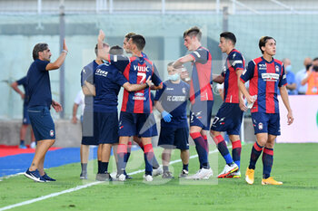 2021-08-16 - Milos Vulic of FC Crotone celebrates with teammates after scoring a goal - TRENTADUESIMI - CROTONE VS BRESCIA - ITALIAN CUP - SOCCER