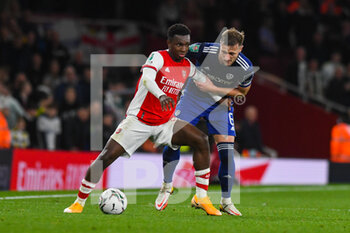 2021-10-26 - Leeds United defender Liam Cooper (6) wrestles with Arsenal forward Eddie Nketiah (30) during the English League Cup, EFL Cup football match between Arsenal and Leeds United on October 26, 2021 at the Emirates Stadium in London, England - ARSENAL VS LEEDS UNITED - ENGLISH LEAGUE CUP - SOCCER
