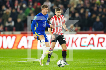 2021-12-22 - Ross Barkley (18) of Chelsea during the English League Cup, EFL Cup quarter-finals football match between Brentford and Chelsea on December 22, 2021 at Brentford Community Stadium in Brentford, England - BRENTFORD VS CHELSEA - ENGLISH LEAGUE CUP - SOCCER
