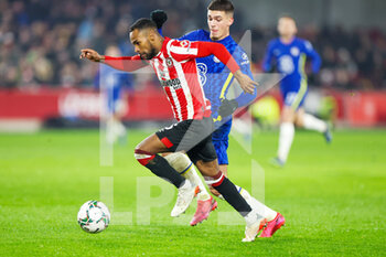 2021-12-22 - Rico Henry (3) of Brentford, Xavier Simons (54) of Chelsea during the English League Cup, EFL Cup quarter-finals football match between Brentford and Chelsea on December 22, 2021 at Brentford Community Stadium in Brentford, England - BRENTFORD VS CHELSEA - ENGLISH LEAGUE CUP - SOCCER