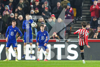 2021-12-22 - Mathias Jensen (8) of Brentford takes a free kick during the English League Cup, EFL Cup quarter-finals football match between Brentford and Chelsea on December 22, 2021 at Brentford Community Stadium in Brentford, England - BRENTFORD VS CHELSEA - ENGLISH LEAGUE CUP - SOCCER