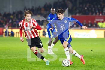 2021-12-22 - Christian Pulisic (10) of Chelsea, Mathias Jensen (8) of Brentford during the English League Cup, EFL Cup quarter-finals football match between Brentford and Chelsea on December 22, 2021 at Brentford Community Stadium in Brentford, England - BRENTFORD VS CHELSEA - ENGLISH LEAGUE CUP - SOCCER