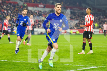 2021-12-22 - Jorginho (5) of Chelsea celebrates his goal 0-2 during the English League Cup, EFL Cup quarter-finals football match between Brentford and Chelsea on December 22, 2021 at Brentford Community Stadium in Brentford, England - BRENTFORD VS CHELSEA - ENGLISH LEAGUE CUP - SOCCER
