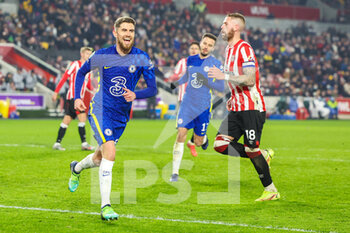 2021-12-22 - Jorginho (5) of Chelsea celebrates his goal 0-2 during the English League Cup, EFL Cup quarter-finals football match between Brentford and Chelsea on December 22, 2021 at Brentford Community Stadium in Brentford, England - BRENTFORD VS CHELSEA - ENGLISH LEAGUE CUP - SOCCER