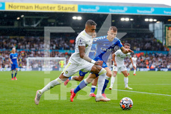 2021-08-21 - Leeds United midfielder Raphinha, Lucas Digne of Everton during the English championship Premier League football match between Leeds United and Everton on August 21, 2021 at Elland Road in Leeds, England - Photo Simon Davies / ProSportsImages / DPPI - LEEDS UNITED VA EVERTON - ENGLISH PREMIER LEAGUE - SOCCER