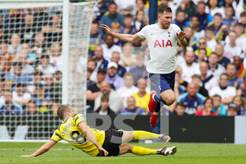2021-08-29 - Tom Cleverley (8) of Watford slides in and tackles Pierre-Emile Hojbjerg (5) of Tottenham Hotspur during the English championship Premier League football match between Tottenham Hotspur and Watford on August 29, 2021 at Tottenham Hotspur Stadium in London, England - Photo Nigel Keene / ProSportsImages / DPPI - TOTTENHAM HOTSPUR VS WATFORD - ENGLISH PREMIER LEAGUE - SOCCER