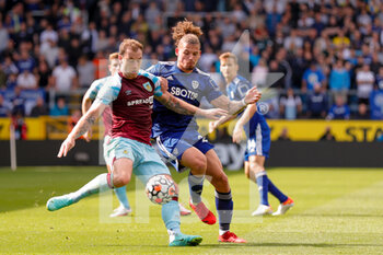 2021-08-29 - Ashley Barnes of Burnley, Leeds United midfielder Kalvin Phillips during the English championship Premier League football match between Burnley and Leeds United on August 29, 2021 at Turf Moor in Burnley, England - Photo Simon Davies / ProSportsImages / DPPI - BURNLEY VS LEEDS UNITED - ENGLISH PREMIER LEAGUE - SOCCER