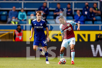 2021-08-29 - Leeds United defender Diego Llorente, Dwight McNeil of Burnley during the English championship Premier League football match between Burnley and Leeds United on August 29, 2021 at Turf Moor in Burnley, England - Photo Simon Davies / ProSportsImages / DPPI - BURNLEY VS LEEDS UNITED - ENGLISH PREMIER LEAGUE - SOCCER