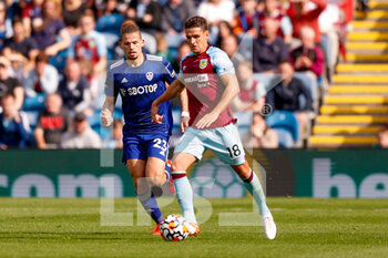 2021-08-29 - Ashley Westwood of Burnley, Leeds United midfielder Kalvin Phillips during the English championship Premier League football match between Burnley and Leeds United on August 29, 2021 at Turf Moor in Burnley, England - Photo Simon Davies / ProSportsImages / DPPI - BURNLEY VS LEEDS UNITED - ENGLISH PREMIER LEAGUE - SOCCER