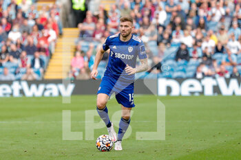 2021-08-29 - Leeds United defender Stuart Dallas during the English championship Premier League football match between Burnley and Leeds United on August 29, 2021 at Turf Moor in Burnley, England - Photo Simon Davies / ProSportsImages / DPPI - BURNLEY VS LEEDS UNITED - ENGLISH PREMIER LEAGUE - SOCCER