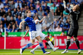 2021-09-11 - Manchester City forward Raheem Sterling (7) shoots past Leicester City goalkeeper Kasper Schmeichel (1) during the Premier League match between Leicester City and Manchester City at the King Power Stadium, Leicester, England on 11 September 2021 - LEICESTER CITY VS MANCHESTER CITY - ENGLISH PREMIER LEAGUE - SOCCER