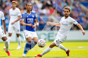 2021-09-11 - Leicester City midfielder Youri Tielemans (8) plays a pass during the Premier League match between Leicester City and Manchester City at the King Power Stadium, Leicester, England on 11 September 2021 - LEICESTER CITY VS MANCHESTER CITY - ENGLISH PREMIER LEAGUE - SOCCER