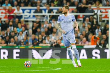 2021-09-17 - Leeds United defender Liam Cooper (6) during the Premier League match between Newcastle United and Leeds United at St. James's Park, Newcastle, England on 17 September 2021. Photo Malcolm Bryce /ProSportsImages / DPPI - NEWCASTLE UNITED VS LEEDS UNITED - ENGLISH PREMIER LEAGUE - SOCCER