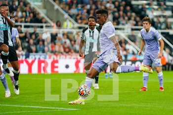 2021-09-17 - Leeds United defender Junior Firpo (3) takes a shot during the Premier League match between Newcastle United and Leeds United at St. James's Park, Newcastle, England on 17 September 2021. Photo Malcolm Bryce /ProSportsImages / DPPI - NEWCASTLE UNITED VS LEEDS UNITED - ENGLISH PREMIER LEAGUE - SOCCER