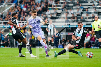 2021-09-17 - Leeds United midfielder Mateusz Klich (43) takes a shot during the Premier League match between Newcastle United and Leeds United at St. James's Park, Newcastle, England on 17 September 2021. Photo Malcolm Bryce /ProSportsImages / DPPI - NEWCASTLE UNITED VS LEEDS UNITED - ENGLISH PREMIER LEAGUE - SOCCER