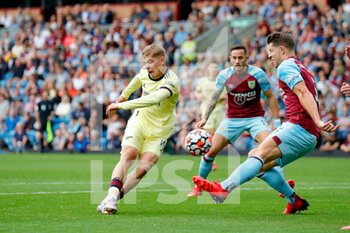 2021-09-18 - Arsenal midfielder Emile Smith Rowe (10) shoots during the Premier League match between Burnley and Arsenal at Turf Moor, Burnley, England on 18 September 2021. Photo Simon Davies /ProSportsImages / DPPI - BURNLEY VS ARSENAL - ENGLISH PREMIER LEAGUE - SOCCER