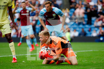 2021-09-18 - Arsenal goalkeeper Aaron Ramsdale (32) saves during the Premier League match between Burnley and Arsenal at Turf Moor, Burnley, England on 18 September 2021. Photo Simon Davies /ProSportsImages / DPPI - BURNLEY VS ARSENAL - ENGLISH PREMIER LEAGUE - SOCCER