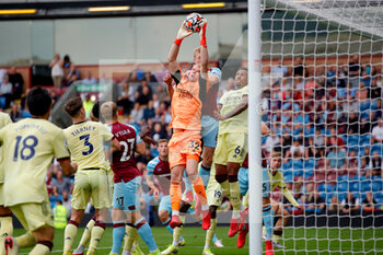2021-09-18 - Arsenal goalkeeper Aaron Ramsdale (32) claims a corner under pressure during the Premier League match between Burnley and Arsenal at Turf Moor, Burnley, England on 18 September 2021. Photo Simon Davies /ProSportsImages / DPPI - BURNLEY VS ARSENAL - ENGLISH PREMIER LEAGUE - SOCCER