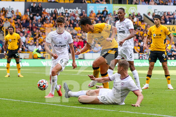 2021-09-18 - Hee-Chan Hwang (26) of Wolverhampton Wanderers shoots towards the goal during the Premier League match between Wolverhampton Wanderers and Brentford at Molineux, Wolverhampton, England on 18 September 2021. Photo Nigel Keene / ProSportsImages / DPPI - WOLVERHAMPTON WANDERERS VS BRENTFORD - ENGLISH PREMIER LEAGUE - SOCCER