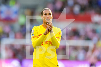 2021-09-25 - Virgil van Dijk (4) of Liverpool during the English championship Premier League football match between Brentford and Liverpool on September 25, 2021 at Brentford Community Stadium in Brentford, England - BRENTFORD VS LIVERPOOL - ENGLISH PREMIER LEAGUE - SOCCER