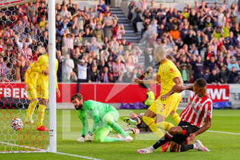 2021-09-25 - Ethan Pinnock (5) of Brentford scores a goal 1-O during the English championship Premier League football match between Brentford and Liverpool on September 25, 2021 at Brentford Community Stadium in Brentford, England - BRENTFORD VS LIVERPOOL - ENGLISH PREMIER LEAGUE - SOCCER