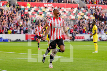 2021-09-25 - Ethan Pinnock (5) of Brentford celebrates after the 1-O goal during the English championship Premier League football match between Brentford and Liverpool on September 25, 2021 at Brentford Community Stadium in Brentford, England - BRENTFORD VS LIVERPOOL - ENGLISH PREMIER LEAGUE - SOCCER