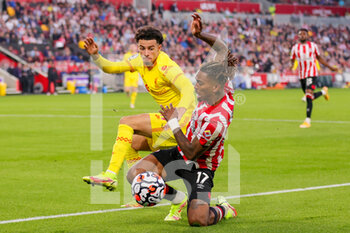 2021-09-25 - Ivan Toney (17) of Brentford tussles with Curtis Jones (17) of Liverpool during the English championship Premier League football match between Brentford and Liverpool on September 25, 2021 at Brentford Community Stadium in Brentford, England - BRENTFORD VS LIVERPOOL - ENGLISH PREMIER LEAGUE - SOCCER