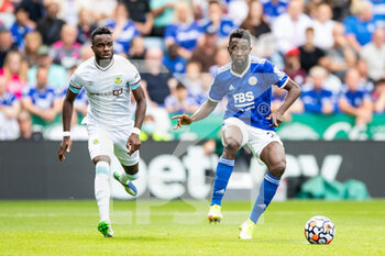 2021-09-25 - Leicester City midfielder Wilfred Ndidi (25) plays a pass during the English championship Premier League football match between Leicester City and Burnley on September 25 2021 at the King Power Stadium in Leicester, England - LEICESTER CITY VS BURNLEY - ENGLISH PREMIER LEAGUE - SOCCER