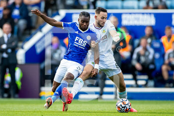 2021-09-25 - Ademola Lookman of Leicester City battles for possession with Burnley central midfielder Josh Brownhill during the English championship Premier League football match between Leicester City and Burnley on September 25 2021 at the King Power Stadium in Leicester, England - LEICESTER CITY VS BURNLEY - ENGLISH PREMIER LEAGUE - SOCCER
