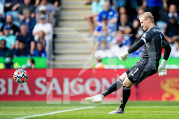 2021-09-25 - Leicester City goalkeeper Kasper Schmeichel during the English championship Premier League football match between Leicester City and Burnley on September 25 2021 at the King Power Stadium in Leicester, England - LEICESTER CITY VS BURNLEY - ENGLISH PREMIER LEAGUE - SOCCER