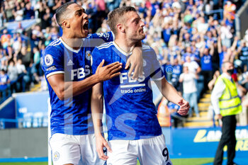 2021-09-25 - Leicester City forward Jamie Vardy (9) scores and celebrates with Youri Tielemans 2-2 during the English championship Premier League football match between Leicester City and Burnley on September 25 2021 at the King Power Stadium in Leicester, England - LEICESTER CITY VS BURNLEY - ENGLISH PREMIER LEAGUE - SOCCER