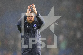 2021-10-02 - Brighton and Hove Albion manager Graham Potter thanking the supporters following the English championship Premier League football match between Brighton and Hove Albion and Arsenal on October 2, 2021 at the American Express Community Stadium in Brighton and Hove, England - BRIGHTON AND HOVE ALBION VS ARSENAL - ENGLISH PREMIER LEAGUE - SOCCER
