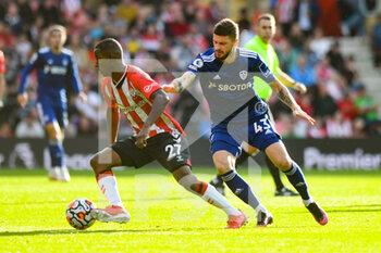 2021-10-16 - Ibrahima Diallo of Southampton and Leeds United midfielder Mateusz Klich during the English championship Premier League football match between Southampton and Leeds United on October 16, 2021 at the St Mary's Stadium in Southampton, England - SOUTHAMPTON VS LEEDS UNITED - ENGLISH PREMIER LEAGUE - SOCCER