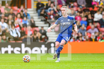 2021-10-16 - Leeds United midfielder Adam Forshaw during the English championship Premier League football match between Southampton and Leeds United on October 16, 2021 at the St Mary's Stadium in Southampton, England - SOUTHAMPTON VS LEEDS UNITED - ENGLISH PREMIER LEAGUE - SOCCER