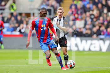 2021-10-23 - Christian Benteke (20) of Crystal Palace tussles with Emil Krafth (17) of Newcastle United during the English championship Premier League football match between Crystal Palace and Newcastle United on October 23, 2021 at Selhurst Park in London, England - CRYSTAL PALACE VS NEWCASTLE UNITED - ENGLISH PREMIER LEAGUE - SOCCER
