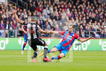 2021-10-23 - Luka Milivojevic (4) of Crystal Palace clashes with Isaac Hayden (14) of Newcastle United during the English championship Premier League football match between Crystal Palace and Newcastle United on October 23, 2021 at Selhurst Park in London, England - CRYSTAL PALACE VS NEWCASTLE UNITED - ENGLISH PREMIER LEAGUE - SOCCER