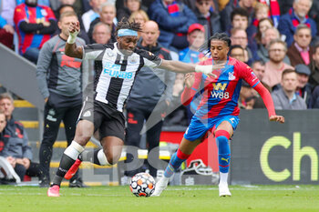 2021-10-23 - Allan Saint-Maximin (10) of Newcastle United battles with Michael Olise (7) of Crystal Palace during the English championship Premier League football match between Crystal Palace and Newcastle United on October 23, 2021 at Selhurst Park in London, England - CRYSTAL PALACE VS NEWCASTLE UNITED - ENGLISH PREMIER LEAGUE - SOCCER