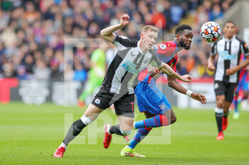 2021-10-23 - Odsonne Edouard (22) of Crystal Palace tussles with Emil Krafth (17) of Newcastle United during the English championship Premier League football match between Crystal Palace and Newcastle United on October 23, 2021 at Selhurst Park in London, England - CRYSTAL PALACE VS NEWCASTLE UNITED - ENGLISH PREMIER LEAGUE - SOCCER