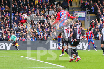 2021-10-23 - Christian Benteke (20) of Crystal Palace heads towards goal during the English championship Premier League football match between Crystal Palace and Newcastle United on October 23, 2021 at Selhurst Park in London, England - CRYSTAL PALACE VS NEWCASTLE UNITED - ENGLISH PREMIER LEAGUE - SOCCER