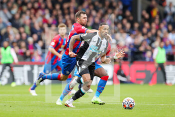 2021-10-23 - Callum Wilson (9) of Newcastle United evades the tackle from James McArthur (18) of Crystal Palace during the English championship Premier League football match between Crystal Palace and Newcastle United on October 23, 2021 at Selhurst Park in London, England - CRYSTAL PALACE VS NEWCASTLE UNITED - ENGLISH PREMIER LEAGUE - SOCCER