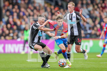 2021-10-23 - Conor Gallagher (23) of Crystal Palace tussles with Ciaran Clark (2) of Newcastle United during the English championship Premier League football match between Crystal Palace and Newcastle United on October 23, 2021 at Selhurst Park in London, England - CRYSTAL PALACE VS NEWCASTLE UNITED - ENGLISH PREMIER LEAGUE - SOCCER