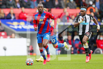 2021-10-23 - Christian Benteke (20) of Crystal Palace and Allan Saint-Maximin of Newcastle during the English championship Premier League football match between Crystal Palace and Newcastle United on October 23, 2021 at Selhurst Park in London, England - CRYSTAL PALACE VS NEWCASTLE UNITED - ENGLISH PREMIER LEAGUE - SOCCER